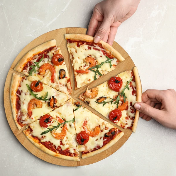 Pizza vágódeszka vágáskönnyítő csíkokkal bambuszból