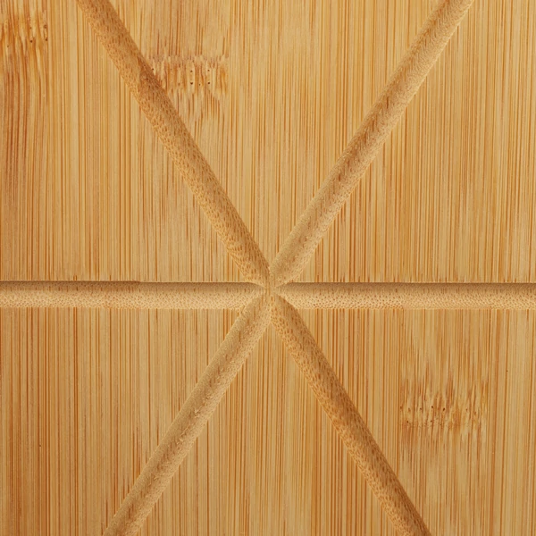 Bambusz vágódeszka pizzához nútokkal a szeletelés megkönnyítéséhez