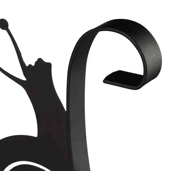 Csiga dekorral díszített fali virágakasztó konzol tartóeleme közelről