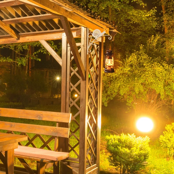 Masszív fali virágtartó csiga mintával