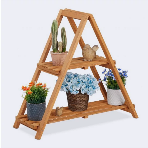 Piramis alakú virágtartó állvány két szinttel apróbb kaspókkal felpakolva