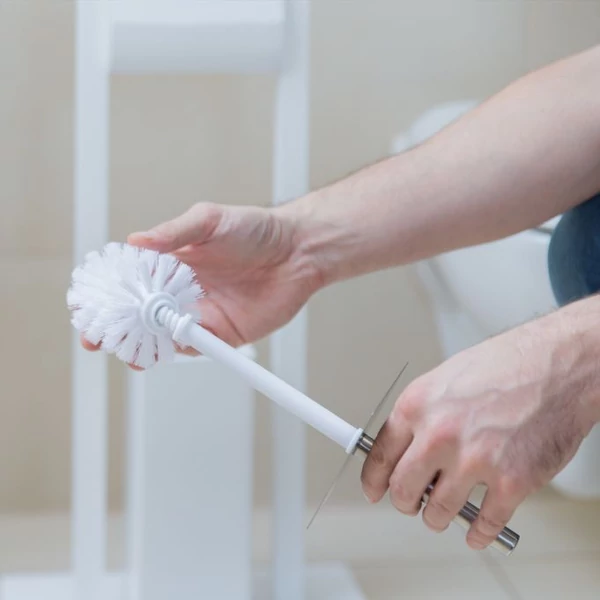 Wc kefe pótfej cseréje egy fehér színű wc kefén 