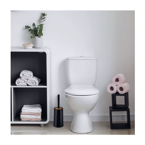 Elegáns fekete fürdőszobai kefe tartó egy letisztult fürdőszobában