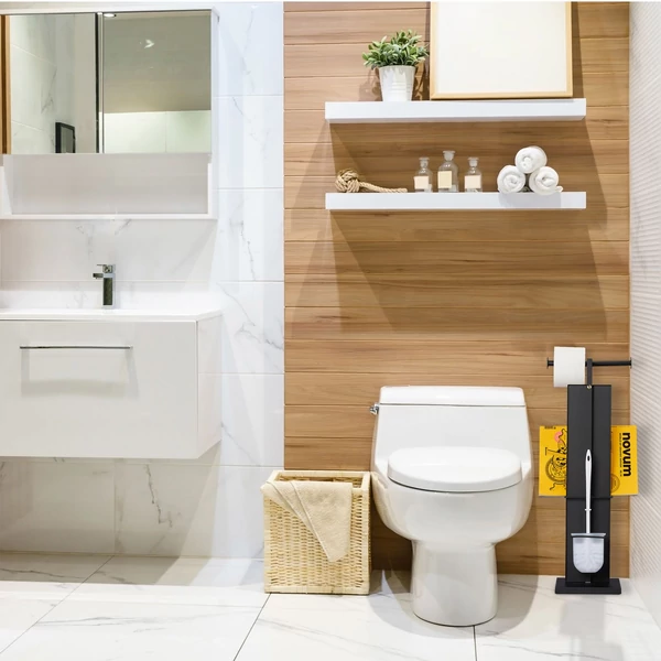 Modern famintás és fehér színű burkolatokkal kialakított mosdó a monoblokkos wc mellett elhelyezett újságtartó wc kefe állvánnyal