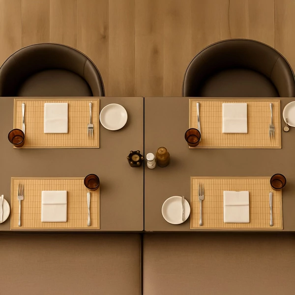 Gyönyörűen megterített asztal valódi bambuszból készült natúr színű tányéralátét készlettel