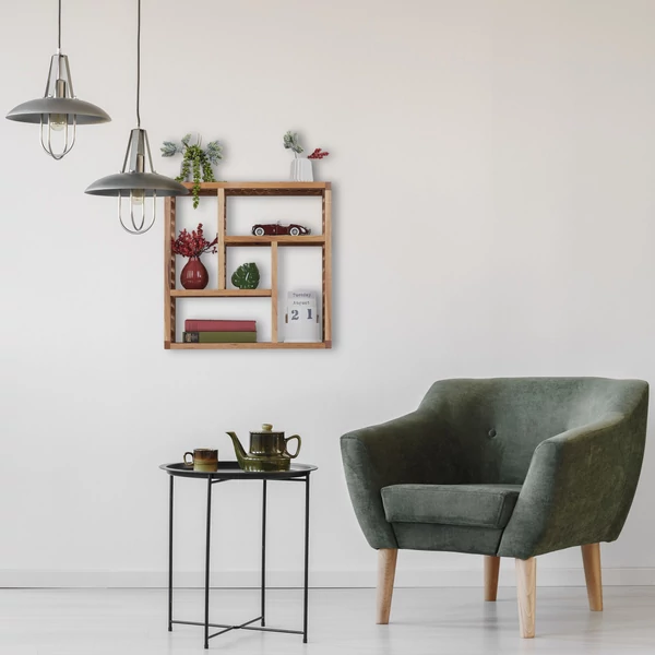 A nappaliban a falra felszerelt valódi diófából készült fali polc több különböző méretú rekesszel