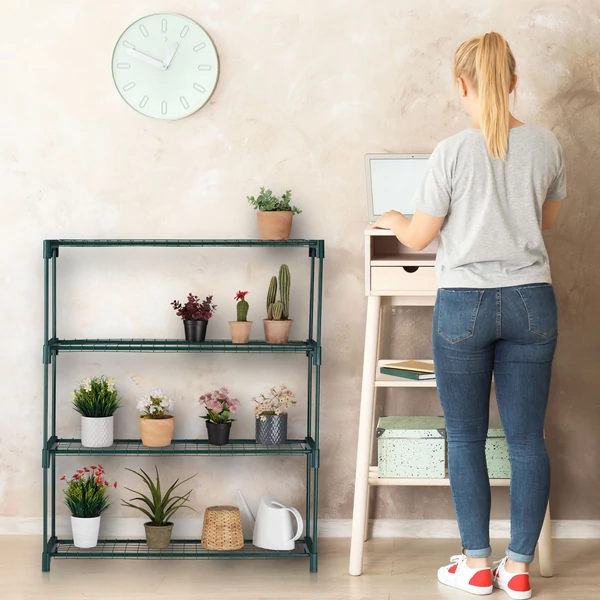 Jaran négyszintes virágtartó állvány zöld színben acél és műnyag elemekkel különböző kisméretű cserepes növényekkel az előszobában