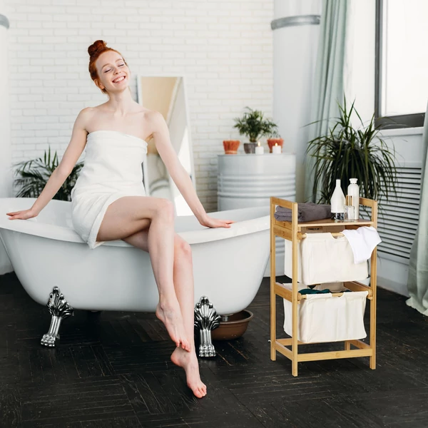 Zora natúr bambusz dupla szennyestartó két darab kihúzható szennyeszsákos fiókkal a fürdőszobában