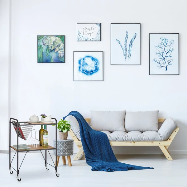 eden újságtartós zsúrkocsi a nappaliba betolva a kanapé mellett elhelyezve