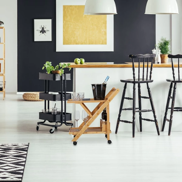 Paul összecsukható zsúrkocsi modern konyhasziget mellett elhelyezve